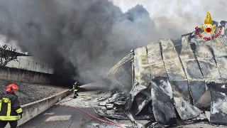 Camerano - Rogo alla Giba Stampi: si indaga per incendio doloso
